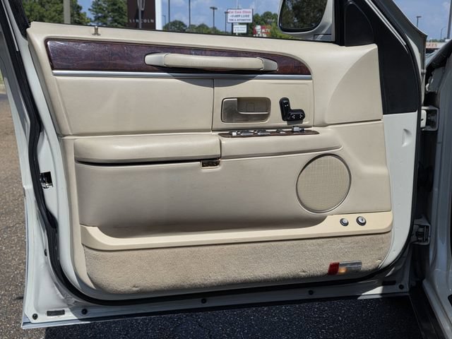 Used 2006 Lincoln Town Car Signature RWD image 14