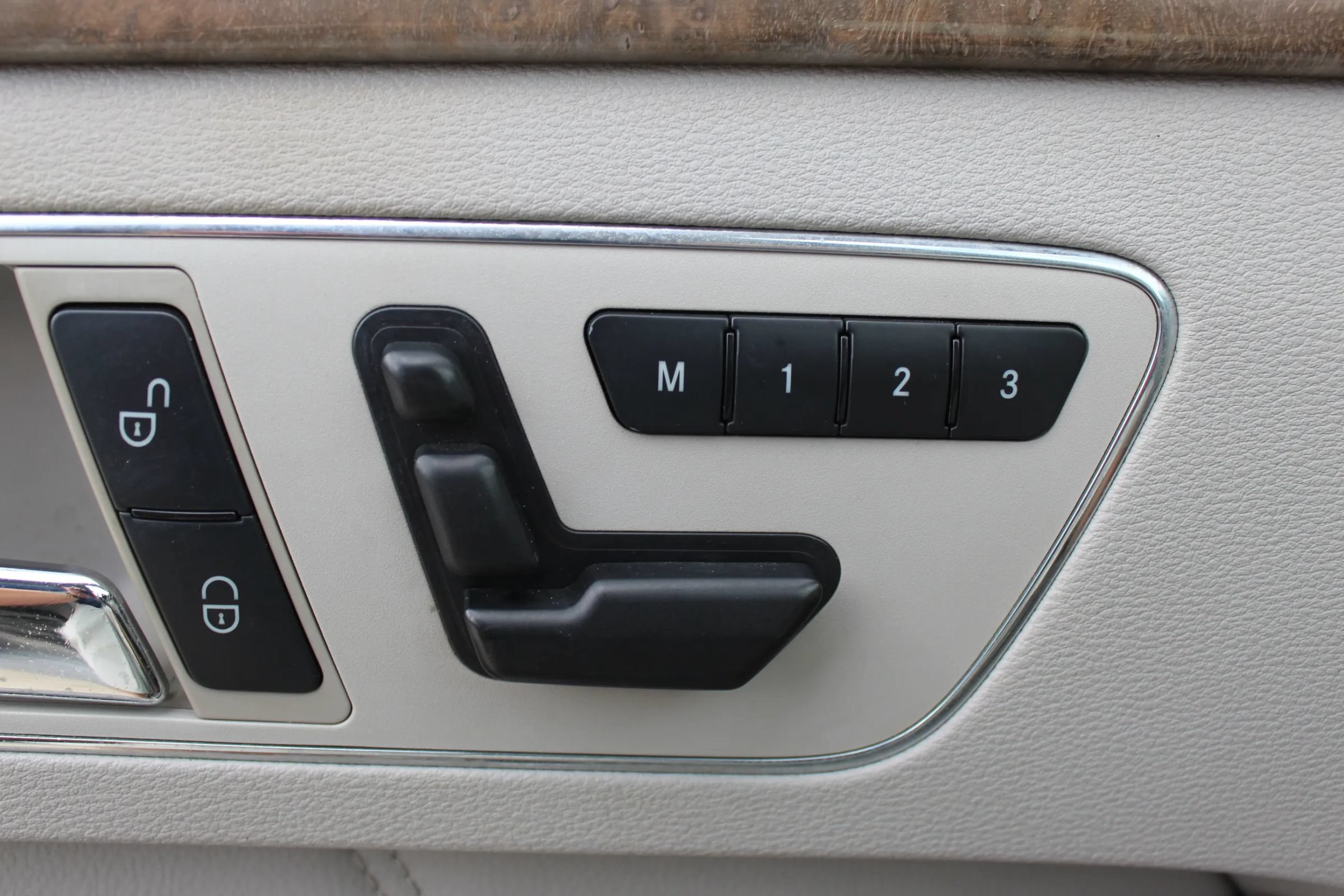 Used 2011 Mercedes-Benz E 350 4MATIC Wagon image 12