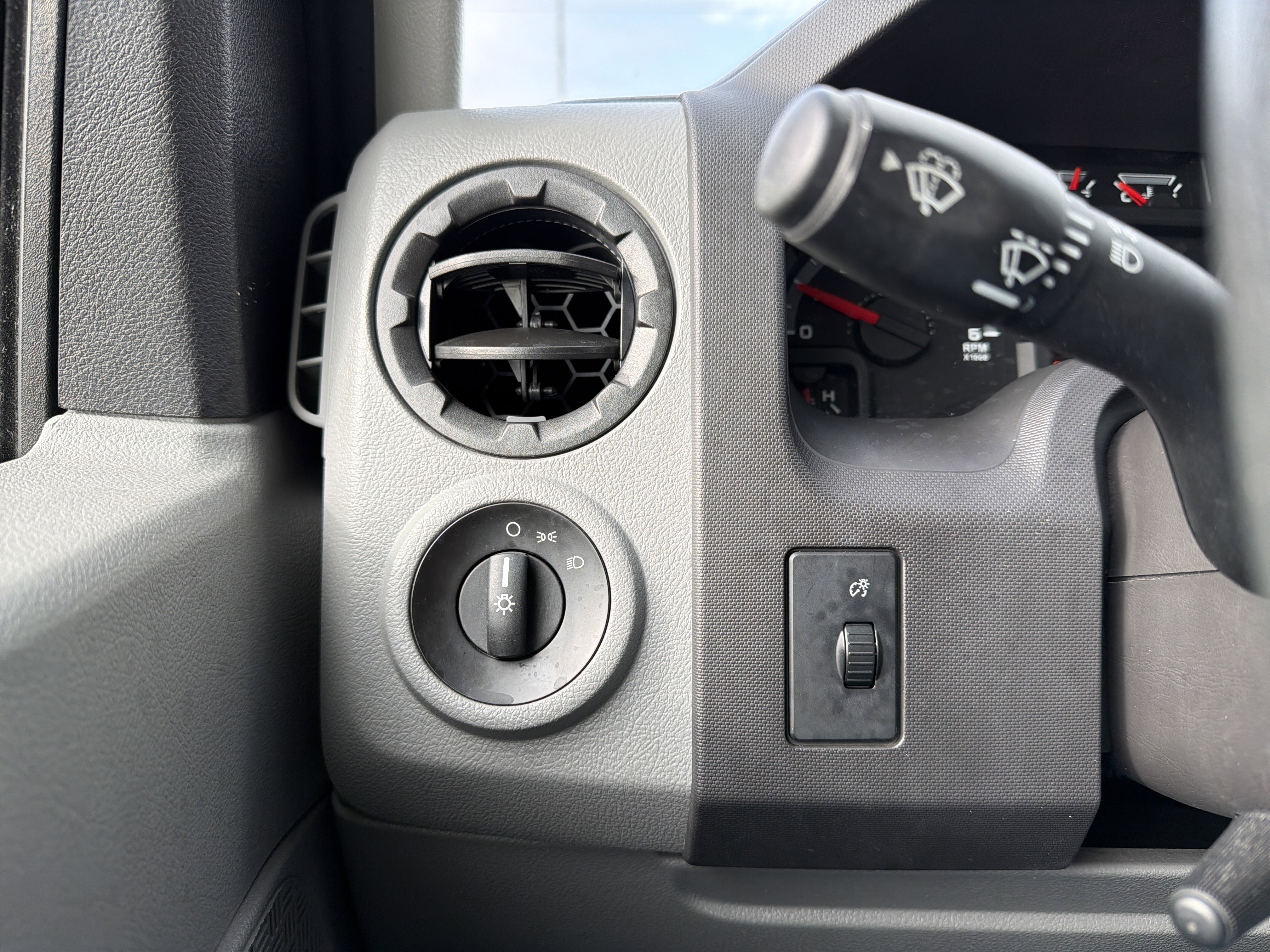 Used 2019 Ford E-350 and Econoline 350 Super Duty image 15