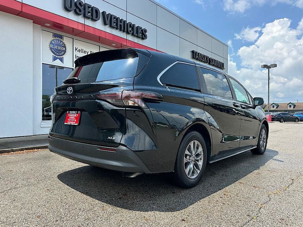 Certified 2025 Toyota Sienna XLE FWD image 5
