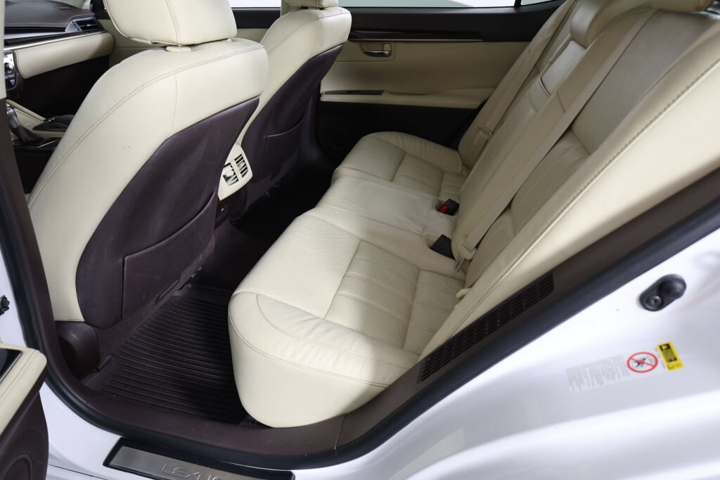 Used 2016 Lexus ES 300h w/ Luxury Package w/Wood Trim FWD image 17