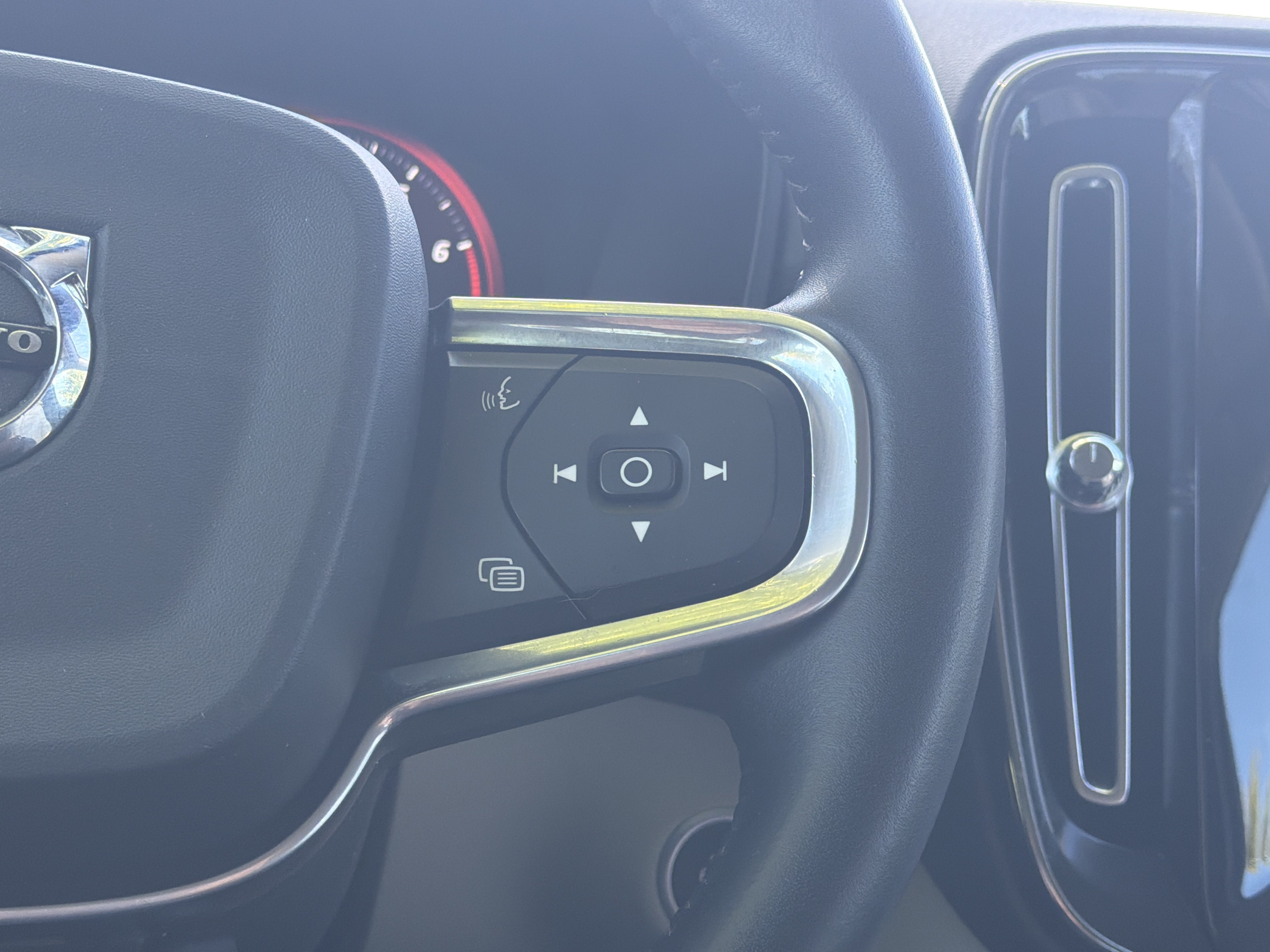 Used 2019 Volvo XC40 T4 Momentum FWD image 19