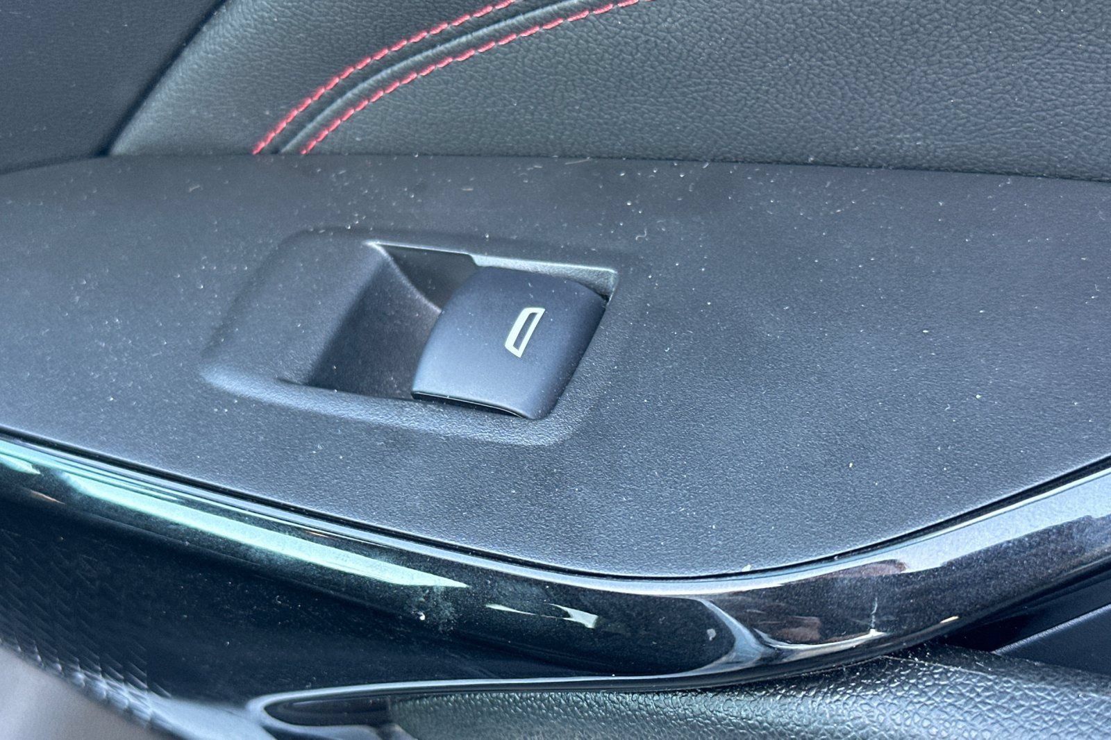Used 2024 Chevrolet Trax RS w/ Sunroof Package FWD image 21