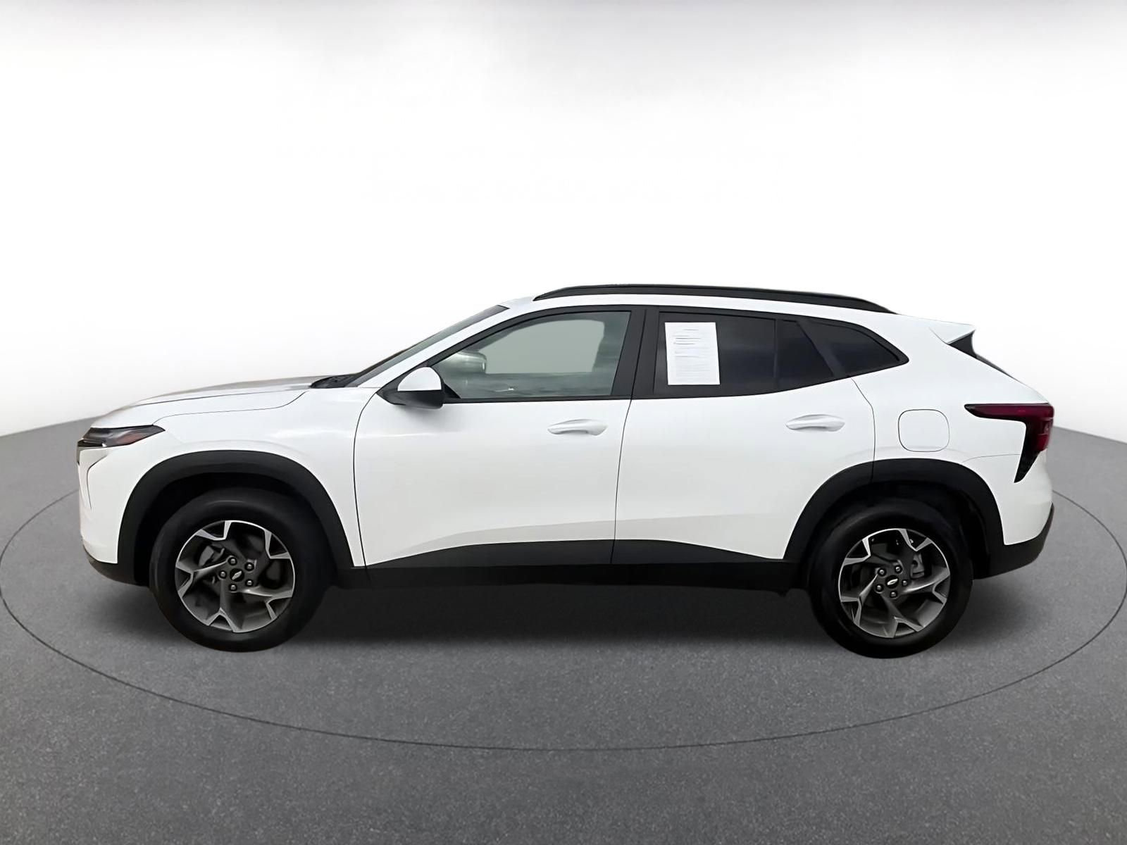 Used 2025 Chevrolet Trax LT FWD image 9
