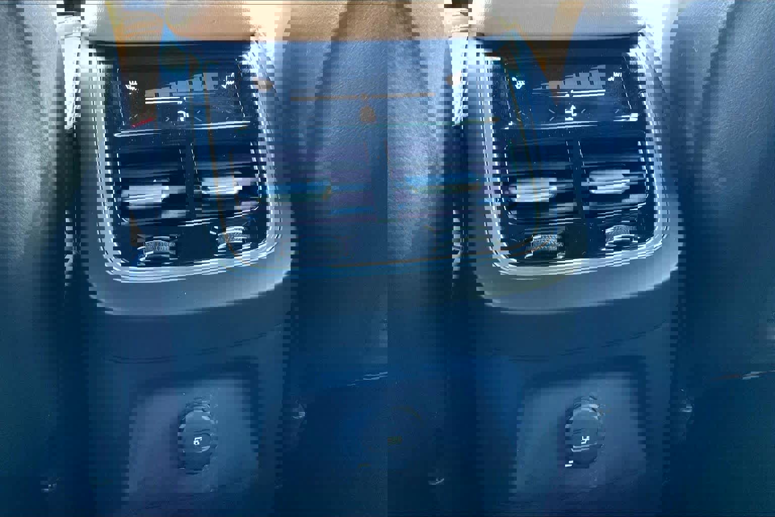 Used 2023 Volvo XC90 T8 Ultimate w/ Lounge Package image 38