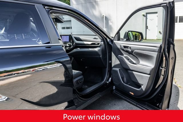 Used 2023 Toyota Highlander XLE AWD/4WD image 18