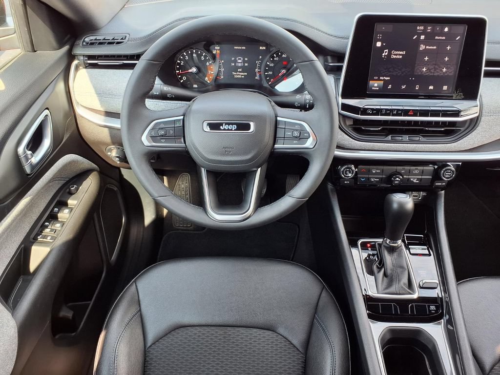 Used 2025 Jeep Compass Latitude AWD/4WD image 5