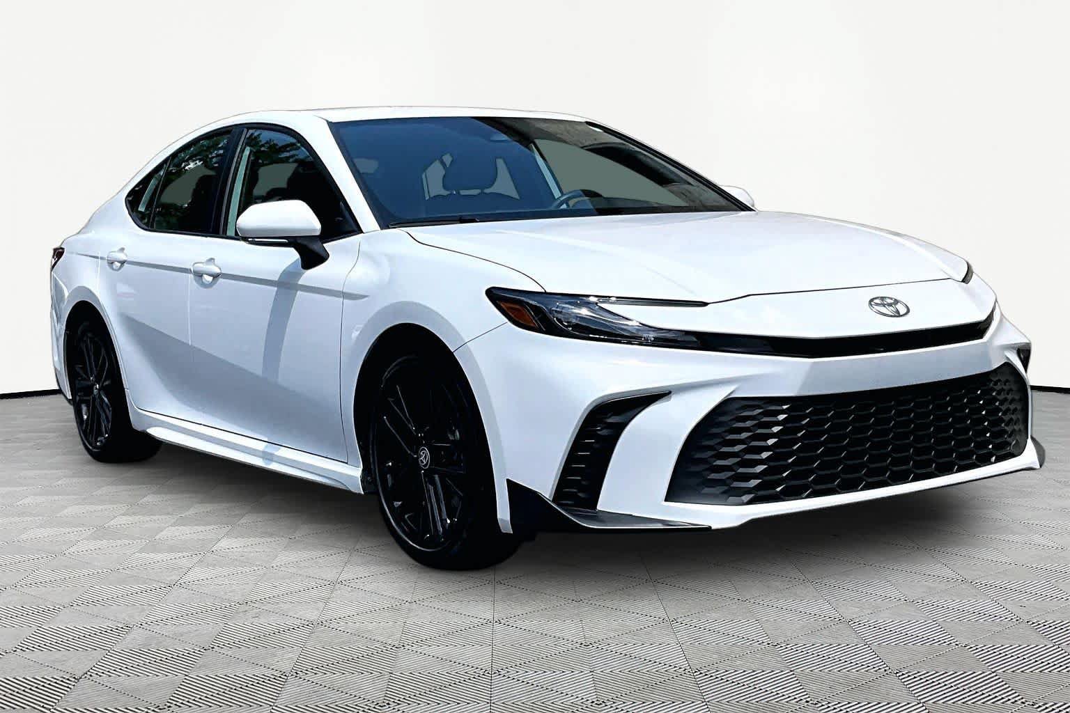 Used 2025 Toyota Camry SE FWD image 3