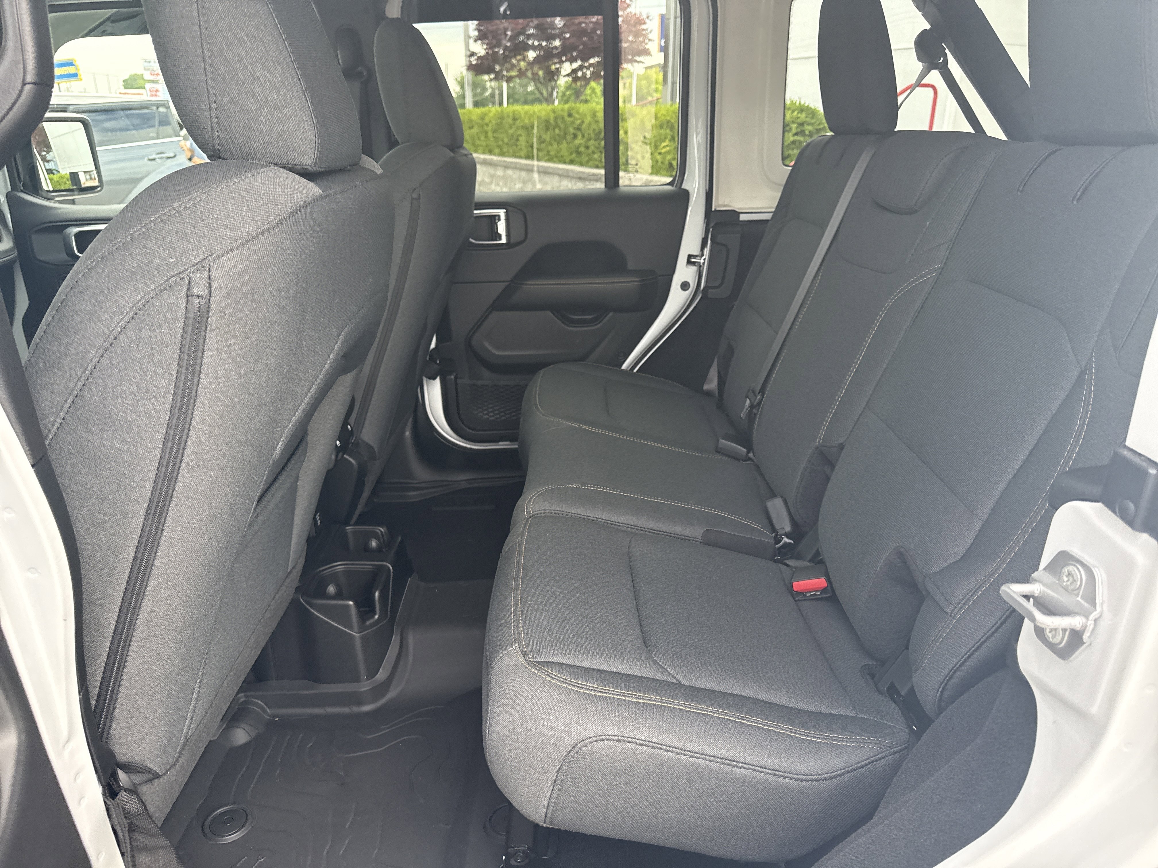 Used 2025 Jeep Wrangler Unlimited Sahara AWD/4WD image 11