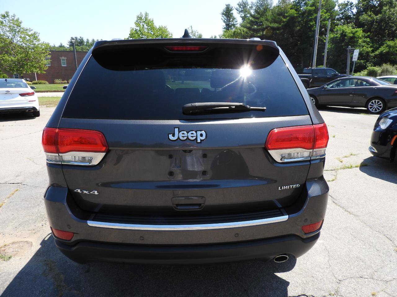 Used 2016 Jeep Grand Cherokee Limited w/ Luxury Group II AWD/4WD image 5