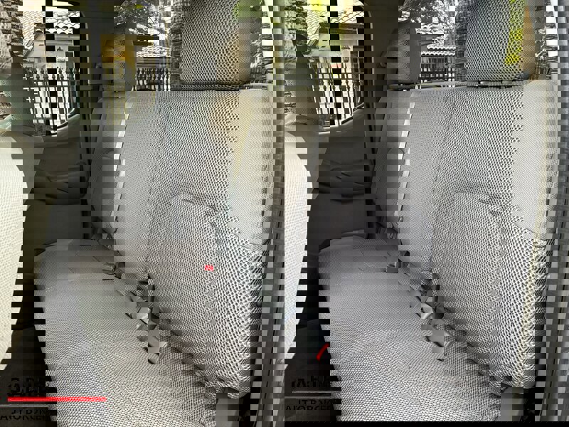 Used 2010 Nissan Frontier SE image 18