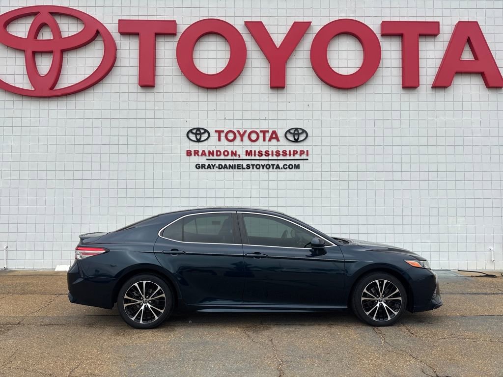 Used 2018 Toyota Camry SE image 4