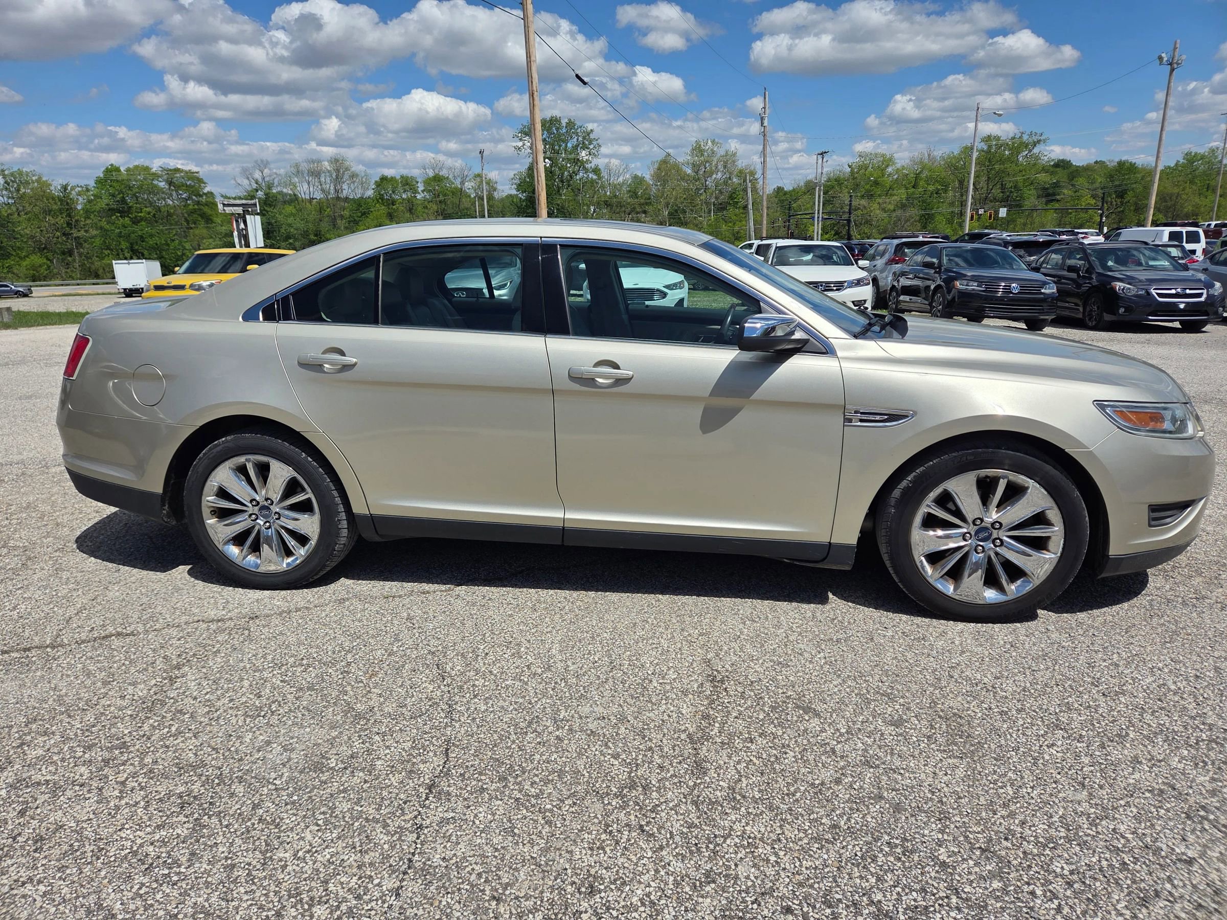 Used 2010 Ford Taurus Limited AWD/4WD image 5