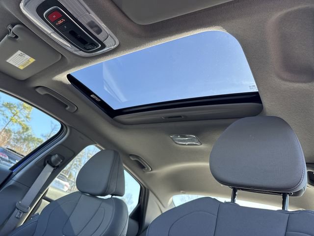 Certified 2025 Hyundai Elantra SEL image 32