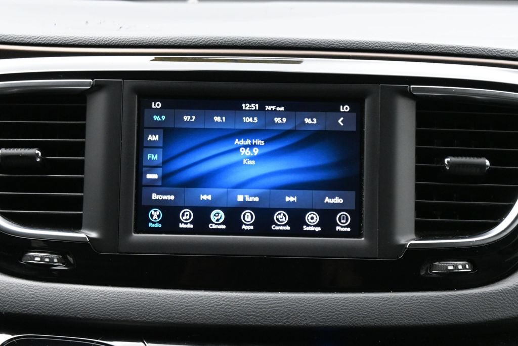 Used 2018 Chrysler Pacifica Touring-L FWD image 21