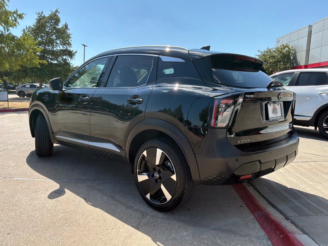 Used 2026 Nissan Kicks SR FWD image 8