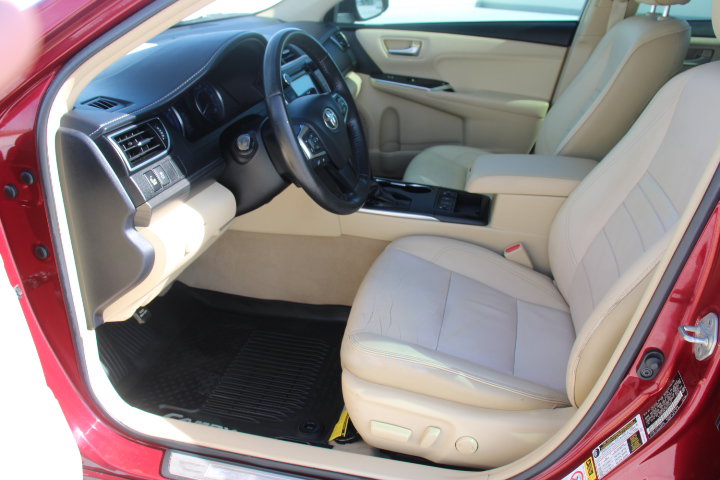 Used 2017 Toyota Camry XLE w/ Moonroof Package FWD image 11