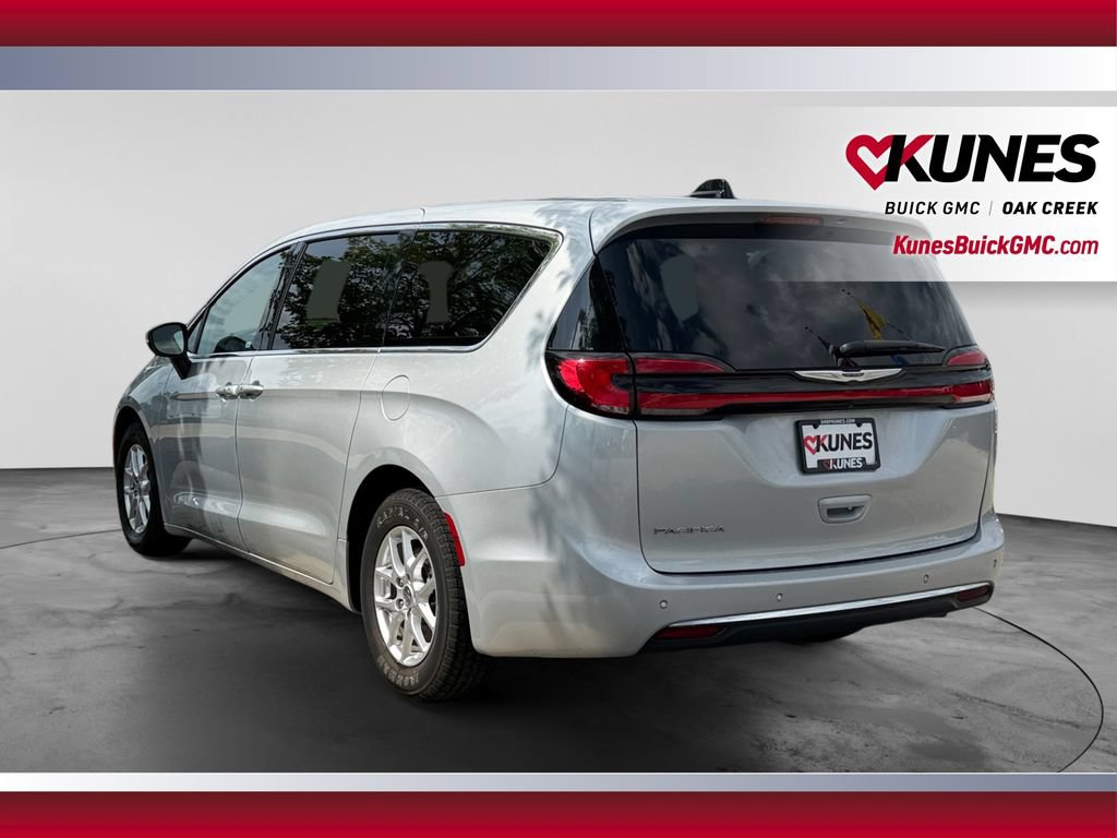 Used 2023 Chrysler Pacifica Touring-L FWD image 8
