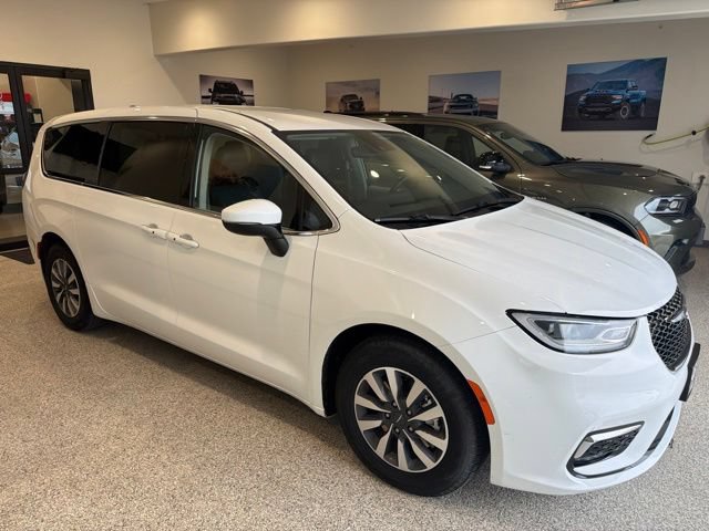 Used 2023 Chrysler Pacifica Touring-L