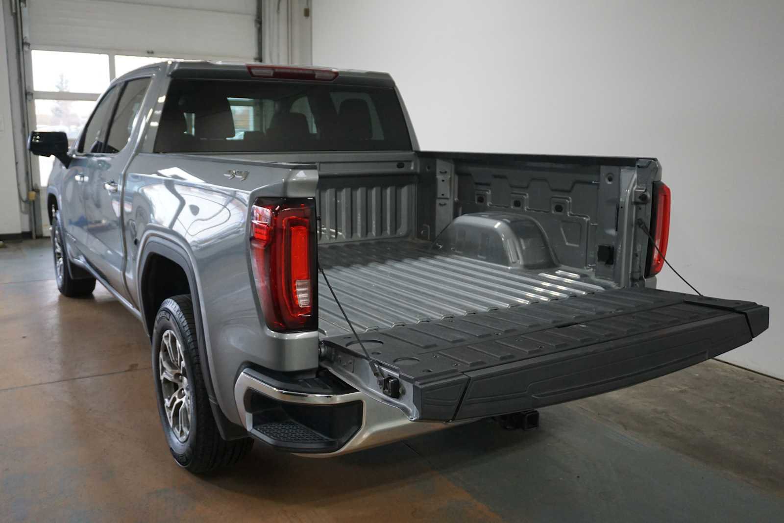 Certified 2025 GMC Sierra 1500 SLT image 5