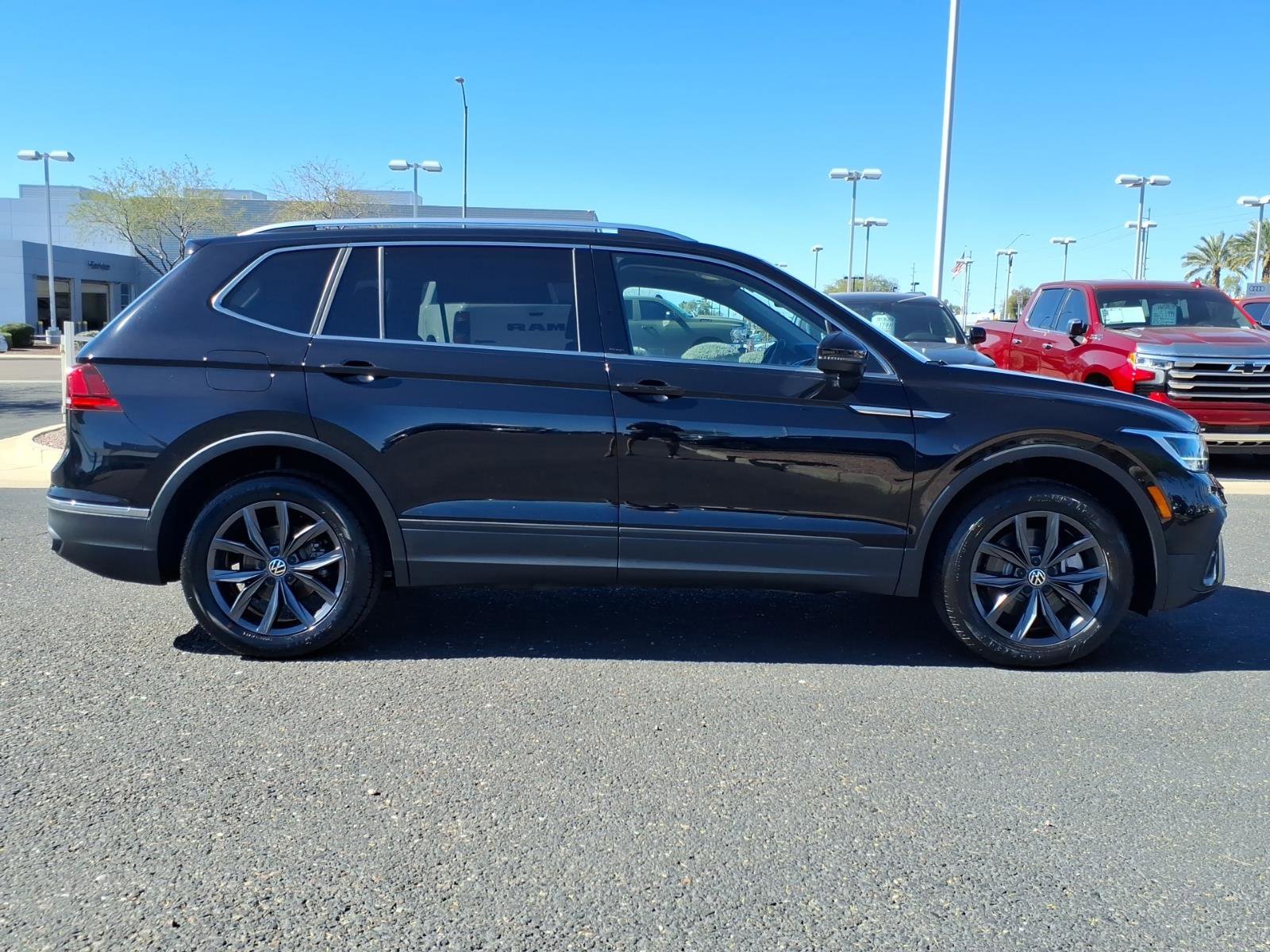 Certified 2023 Volkswagen Tiguan SE w/ Panoramic Sunroof Package image 8