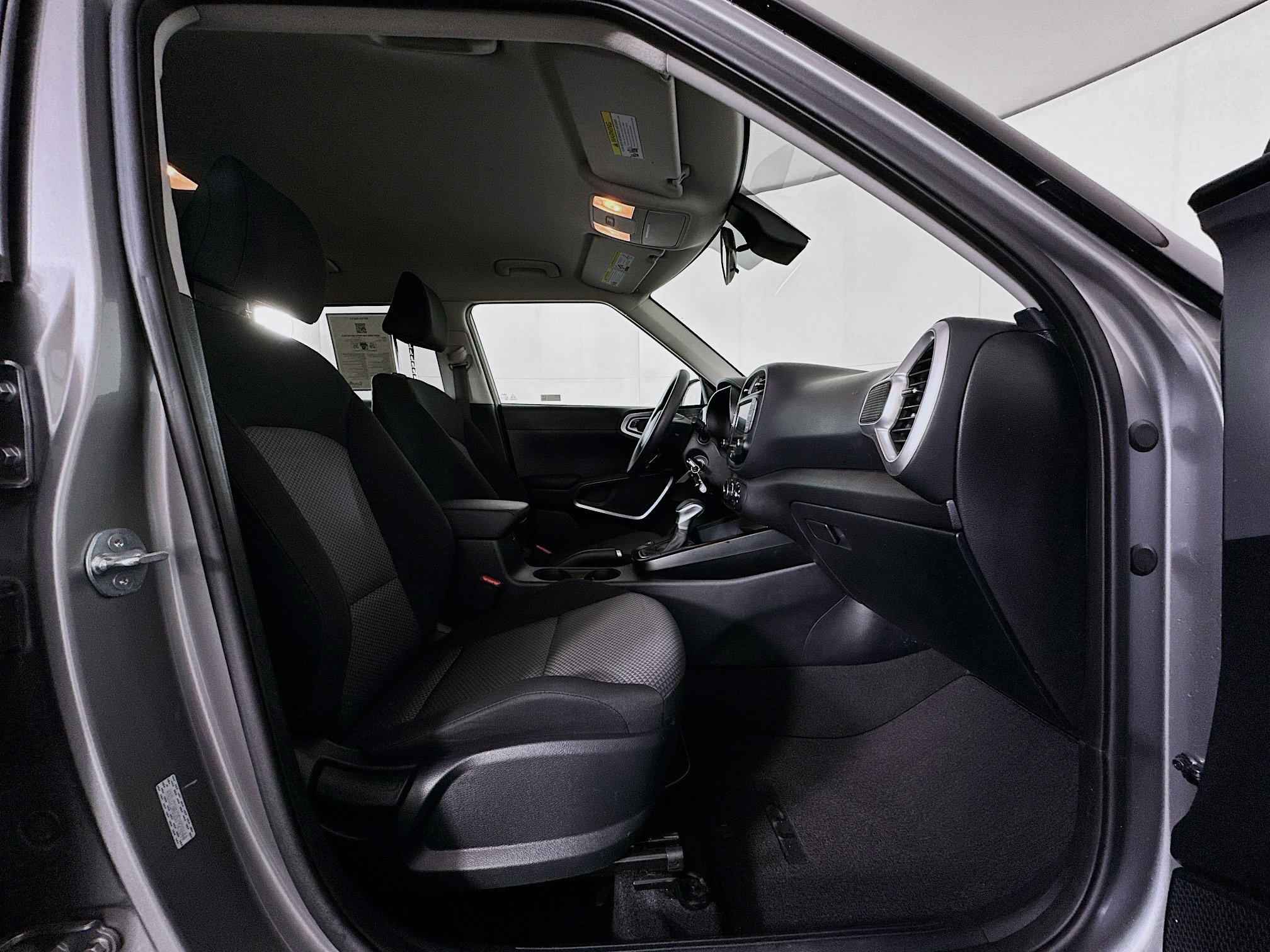 Used 2025 Kia Soul LX w/ LX Technology Package FWD image 30