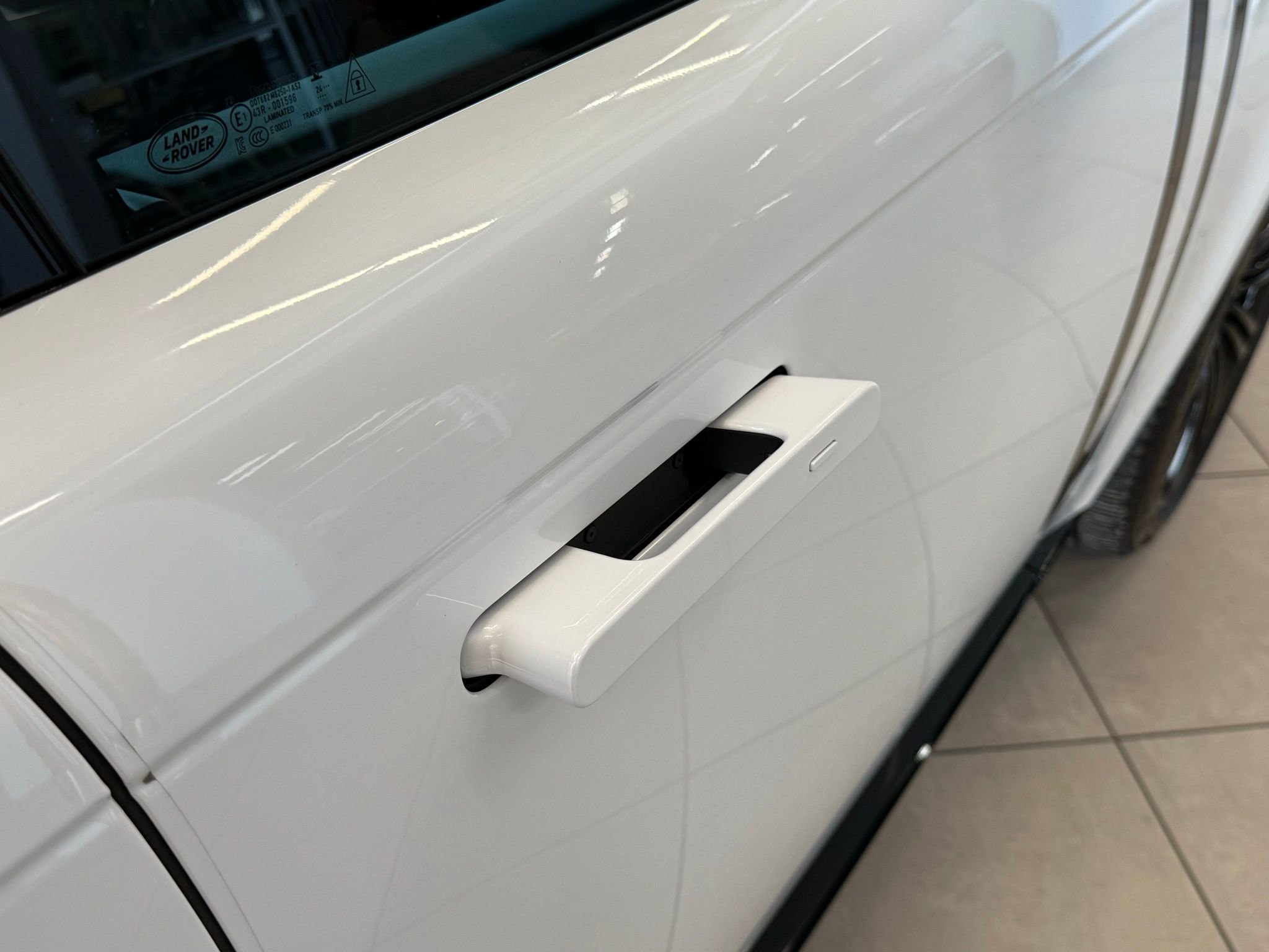 Used 2025 Land Rover Range Rover SE image 14