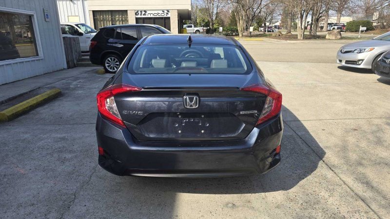 Used 2017 Honda Civic Touring image 4