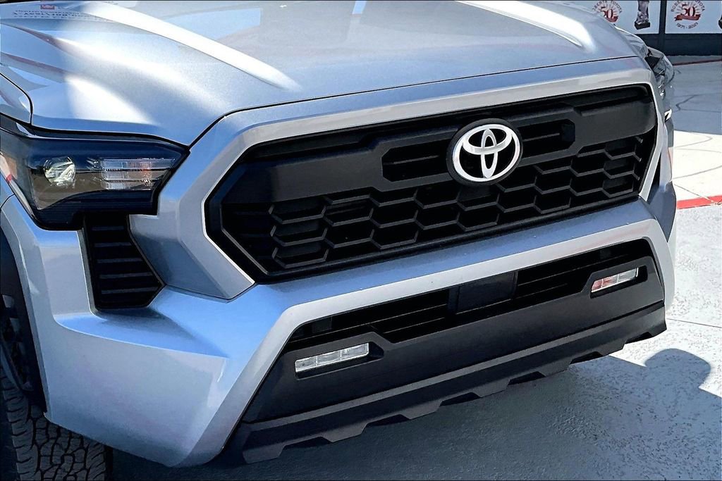 Certified 2025 Toyota Tacoma TRD Off-Road AWD/4WD image 33