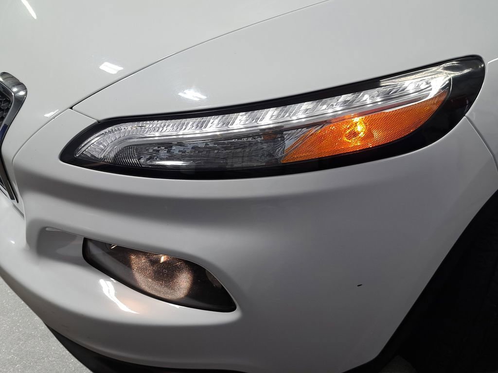 Used 2016 Jeep Cherokee Latitude w/ Cold Weather Group AWD/4WD image 31