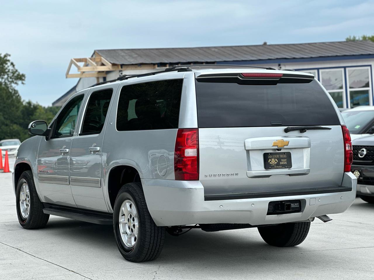 Used 2014 Chevrolet Suburban LT RWD image 5