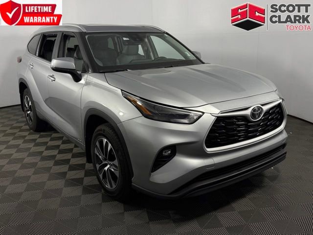 Used 2025 Toyota Highlander XLE image 1