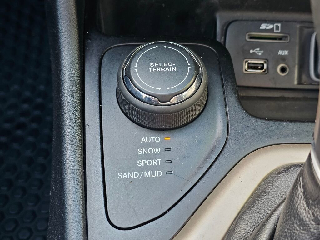 Used 2016 Jeep Cherokee Latitude w/ North All-Season Group image 30