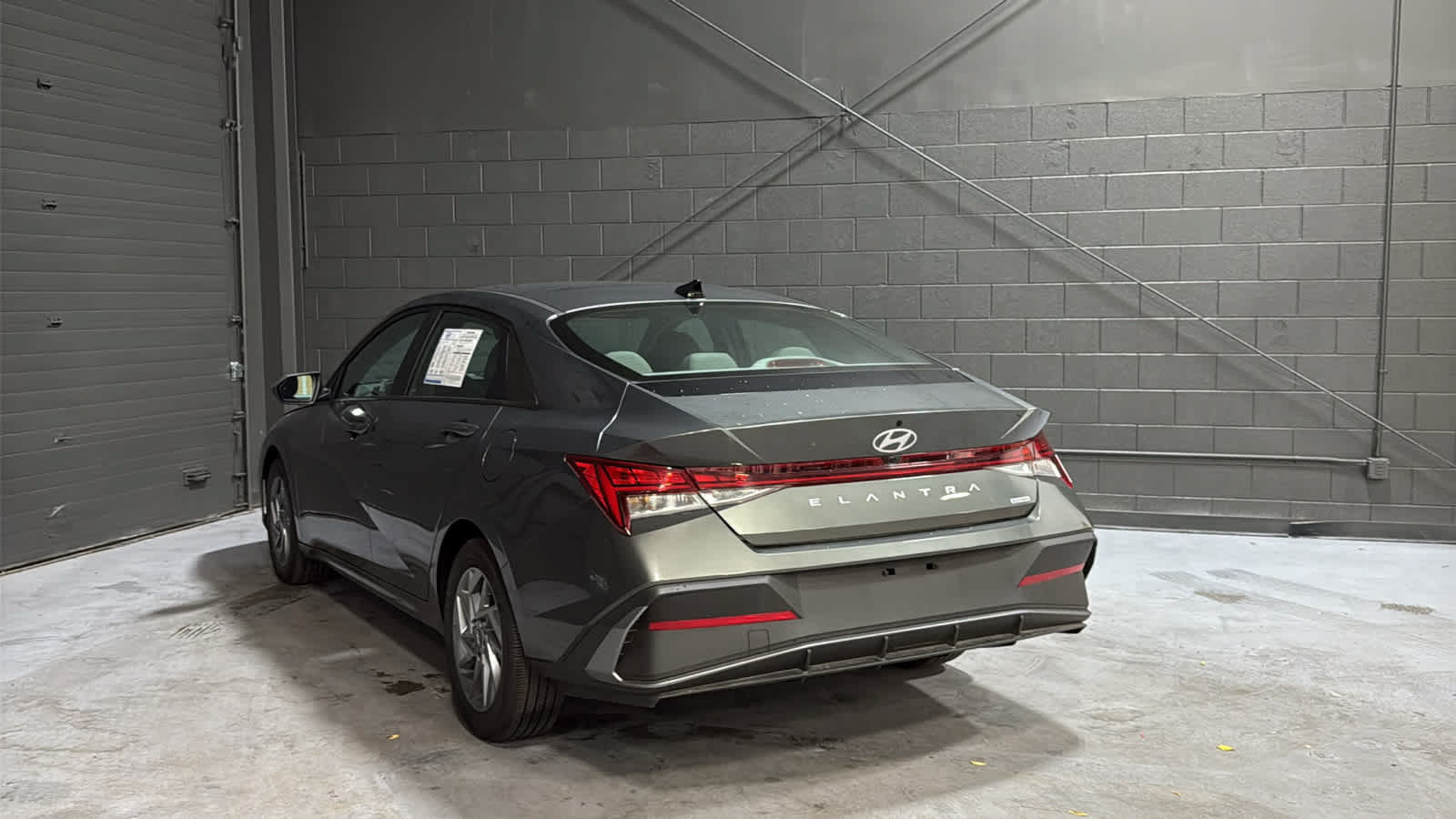 Used 2025 Hyundai Elantra Hybrid FWD image 6