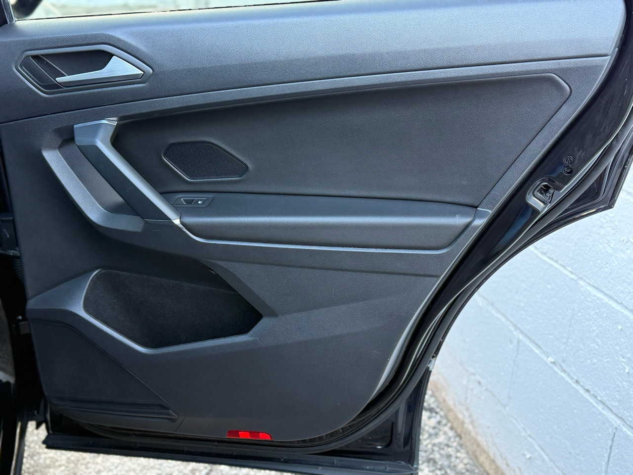 Used 2020 Volkswagen Tiguan SE w/ Panoramic Sunroof Package image 38