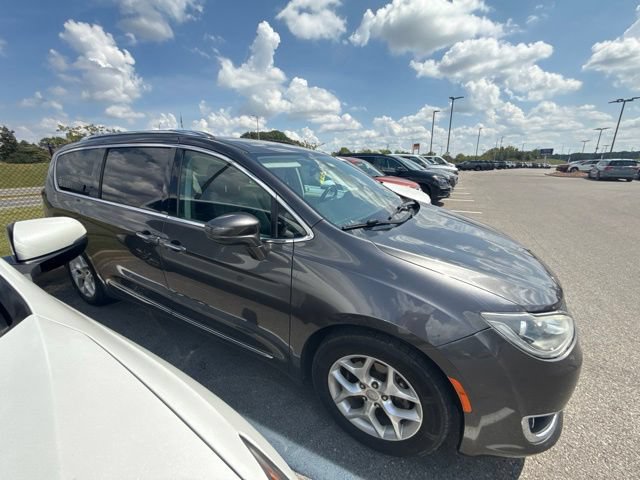 Used 2018 Chrysler Pacifica Touring-L Plus w/ Tire & Wheel Group FWD image 8