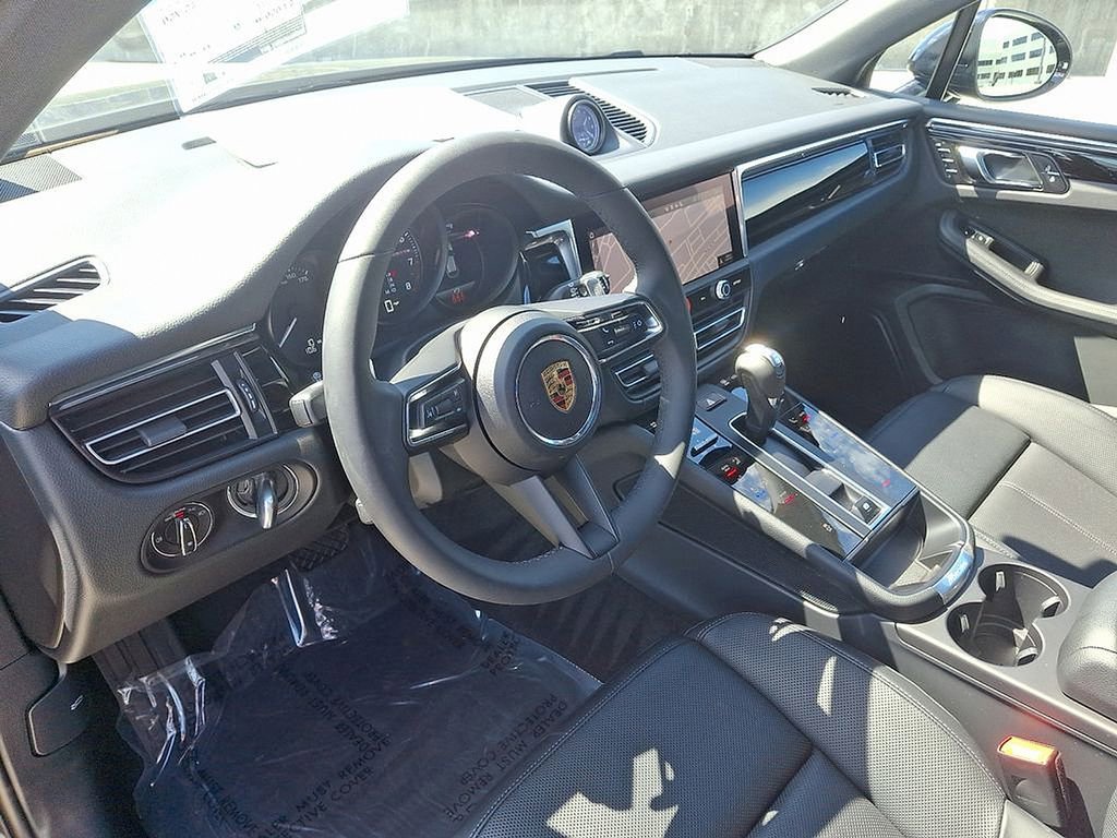 Certified 2025 Porsche Macan image 4
