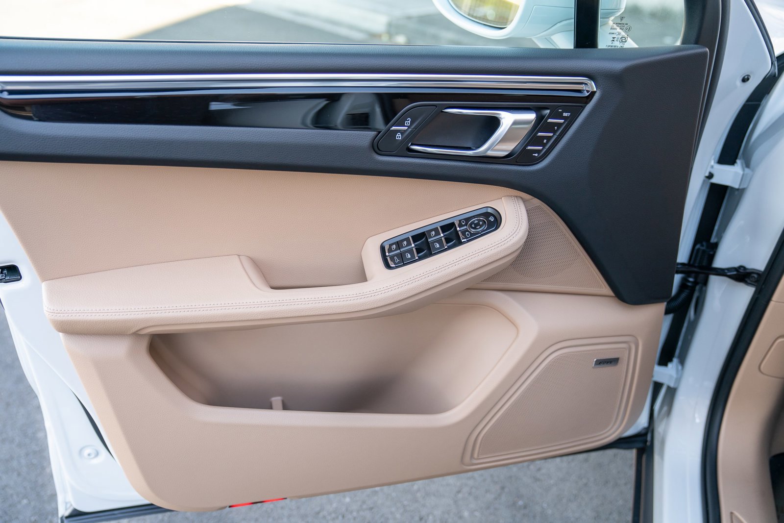 Certified 2025 Porsche Macan image 10