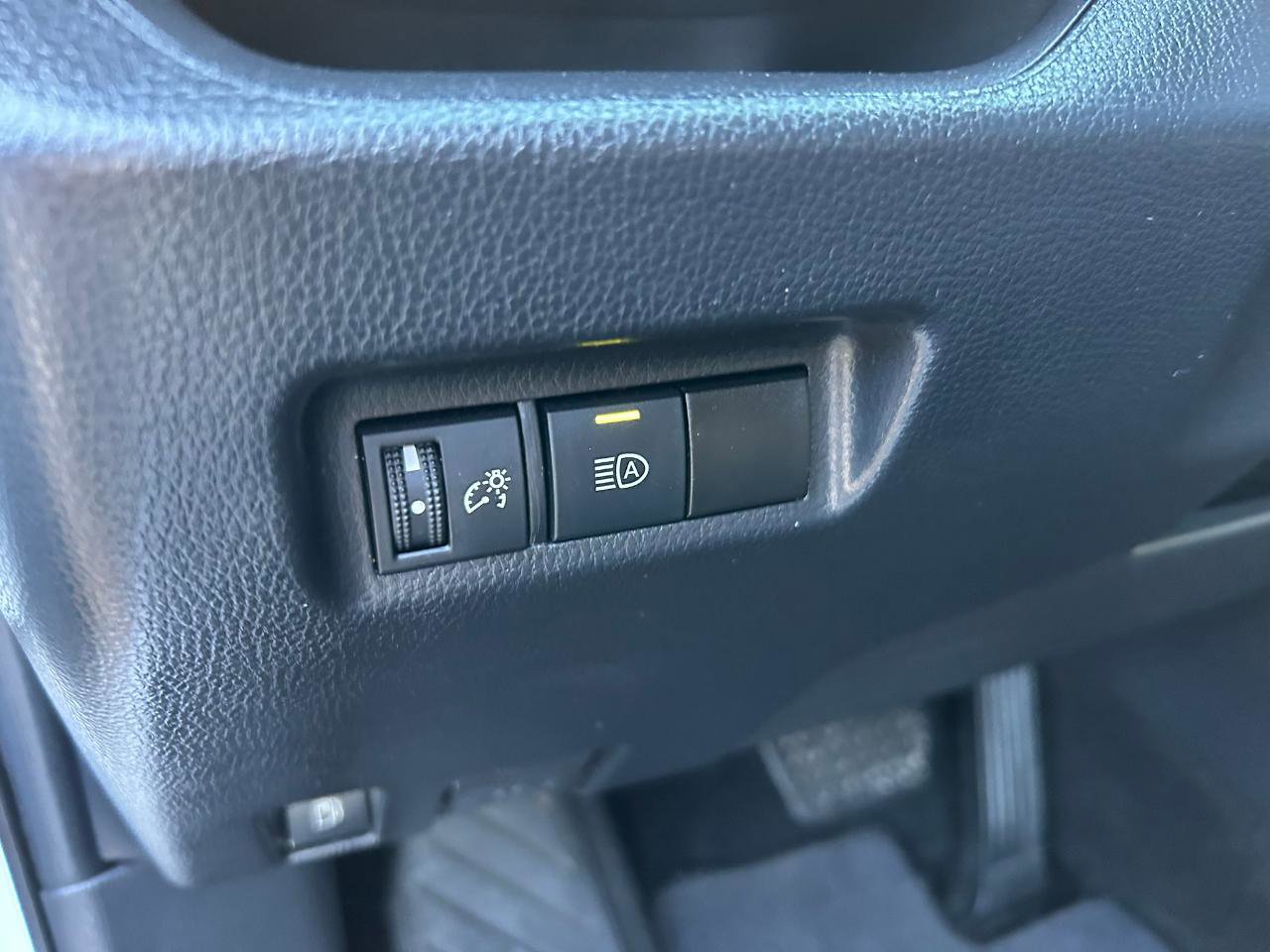 Used 2021 Toyota RAV4 LE AWD/4WD image 11