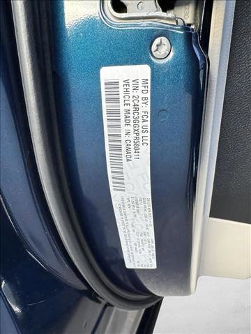 Used 2023 Chrysler Pacifica Limited w/ Uconnect Theater Family Group image 24