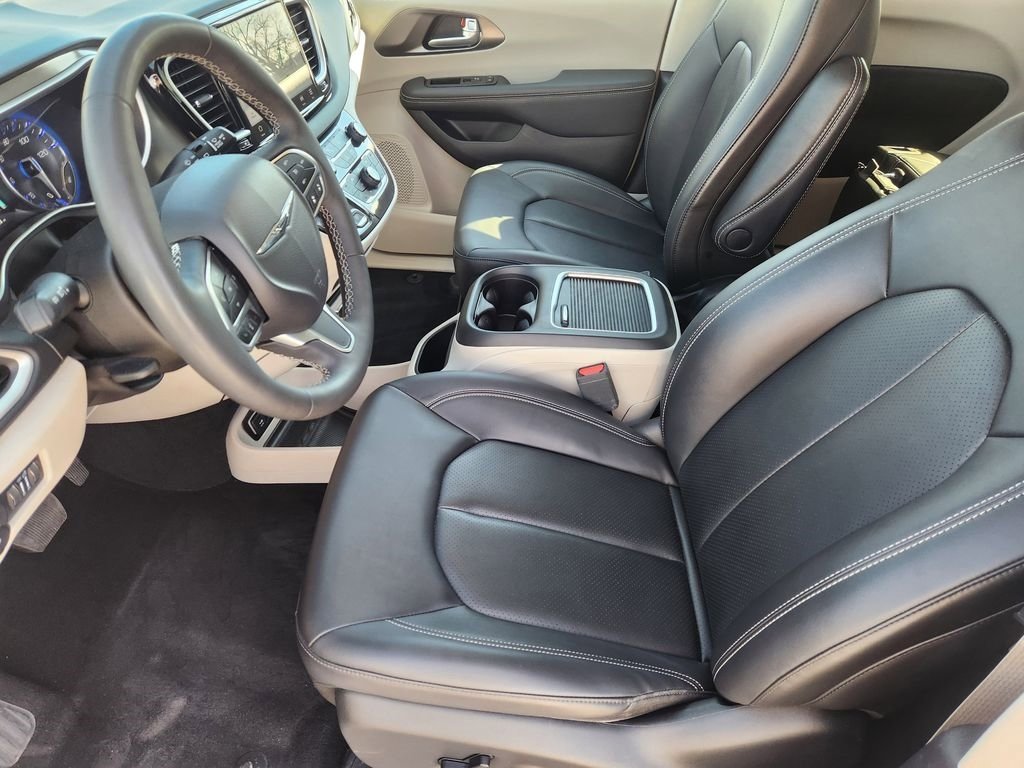 Used 2024 Chrysler Pacifica Touring-L image 14