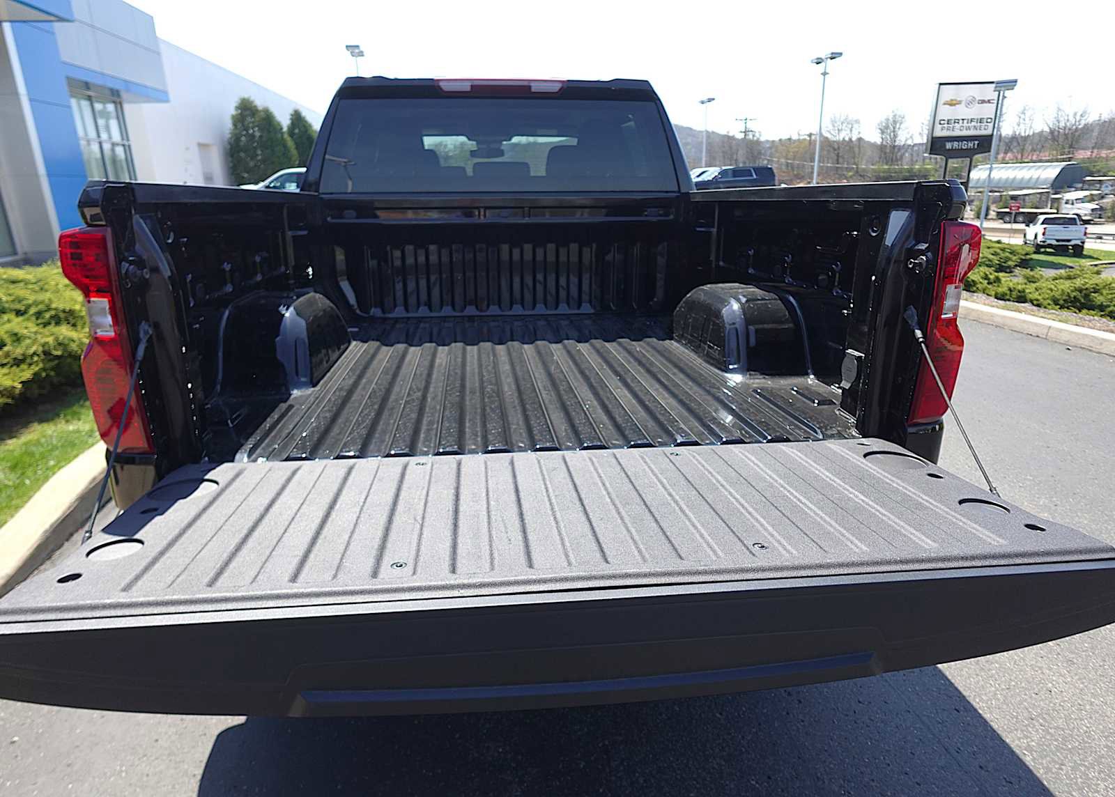 Used 2022 Chevrolet Silverado 1500 LT AWD/4WD image 4