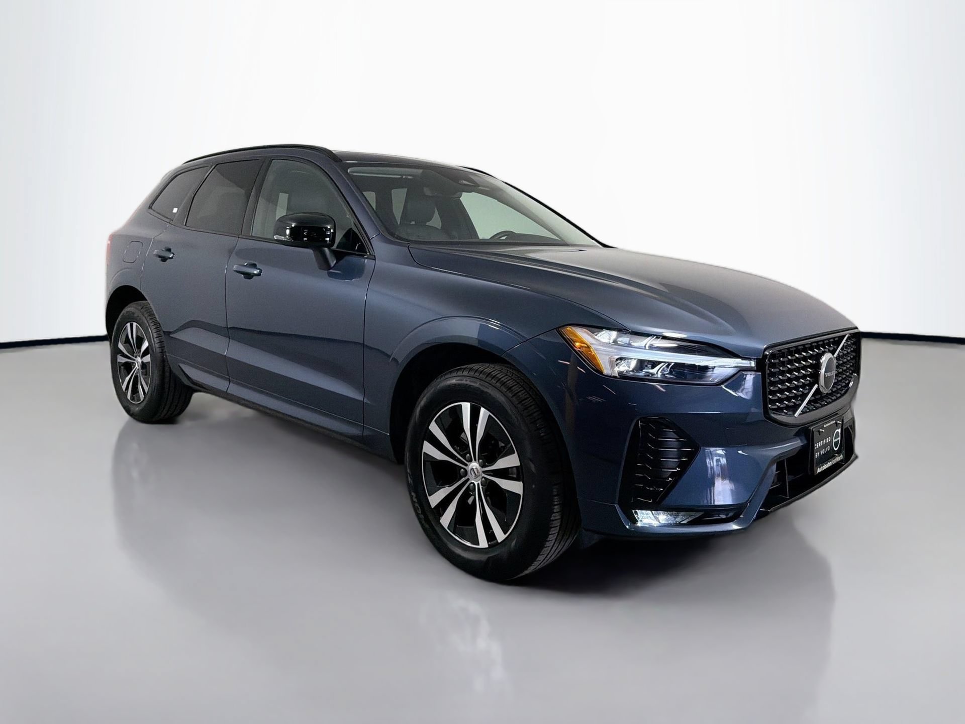 Certified 2025 Volvo XC60 B5 Core AWD/4WD image 3