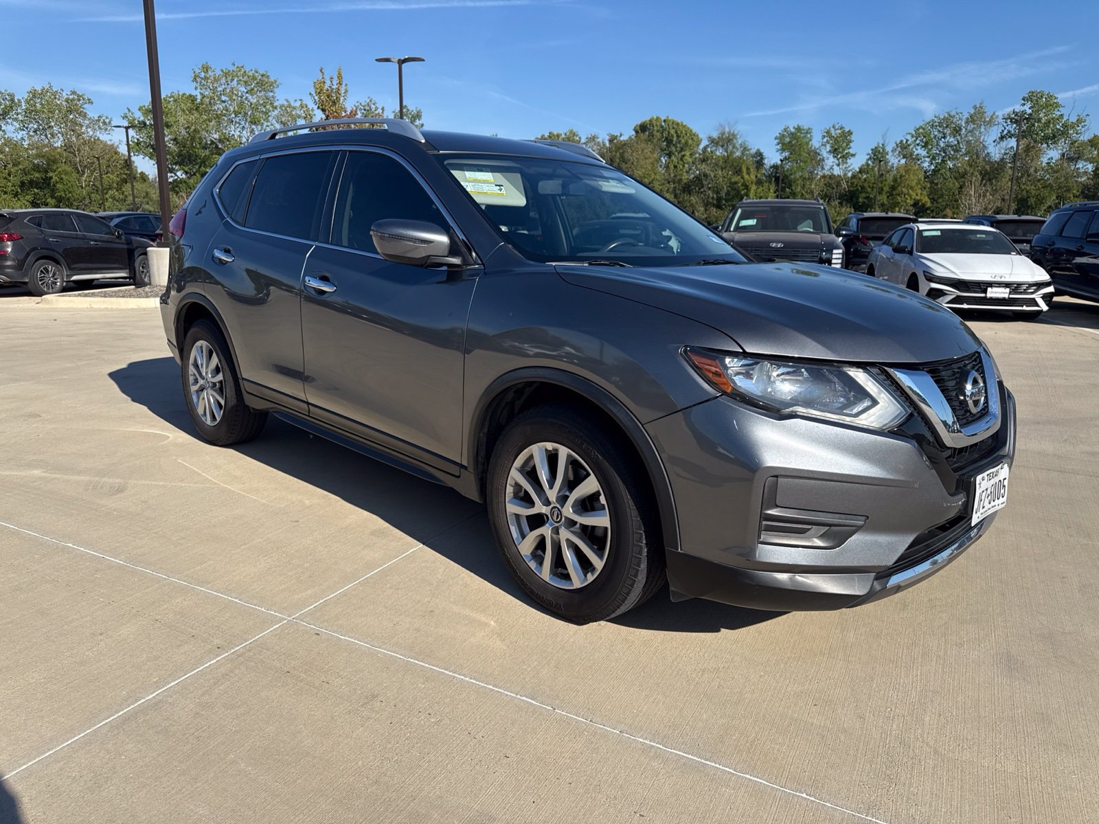 Used 2017 Nissan Rogue SV FWD image 1