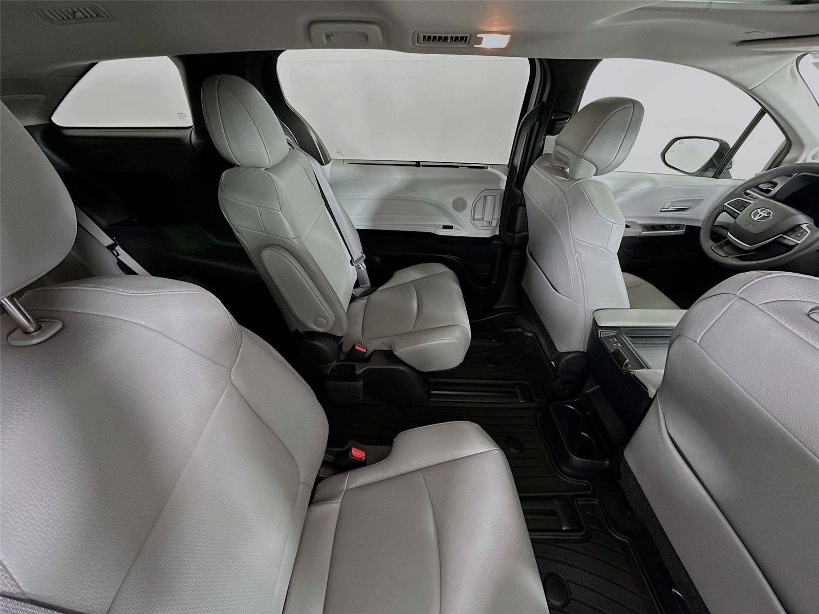 Used 2025 Toyota Sienna XLE w/ XLE Plus Package image 28