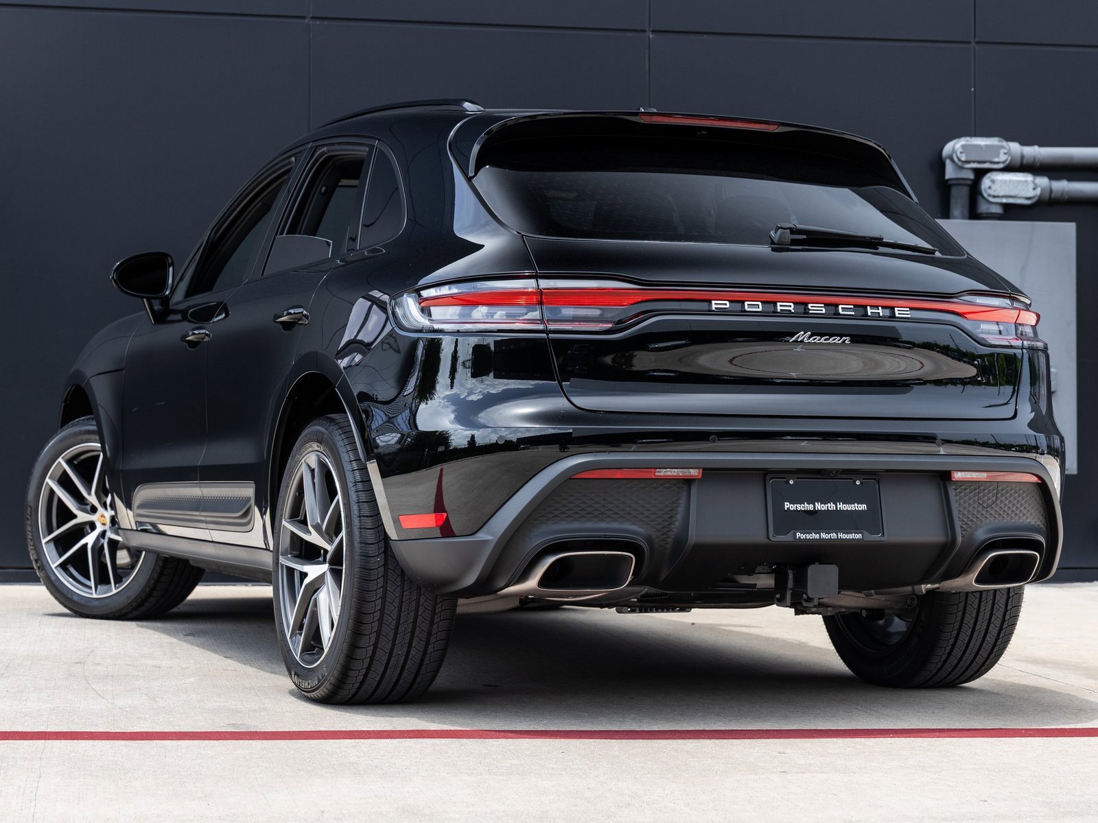 Used 2025 Porsche Macan image 3