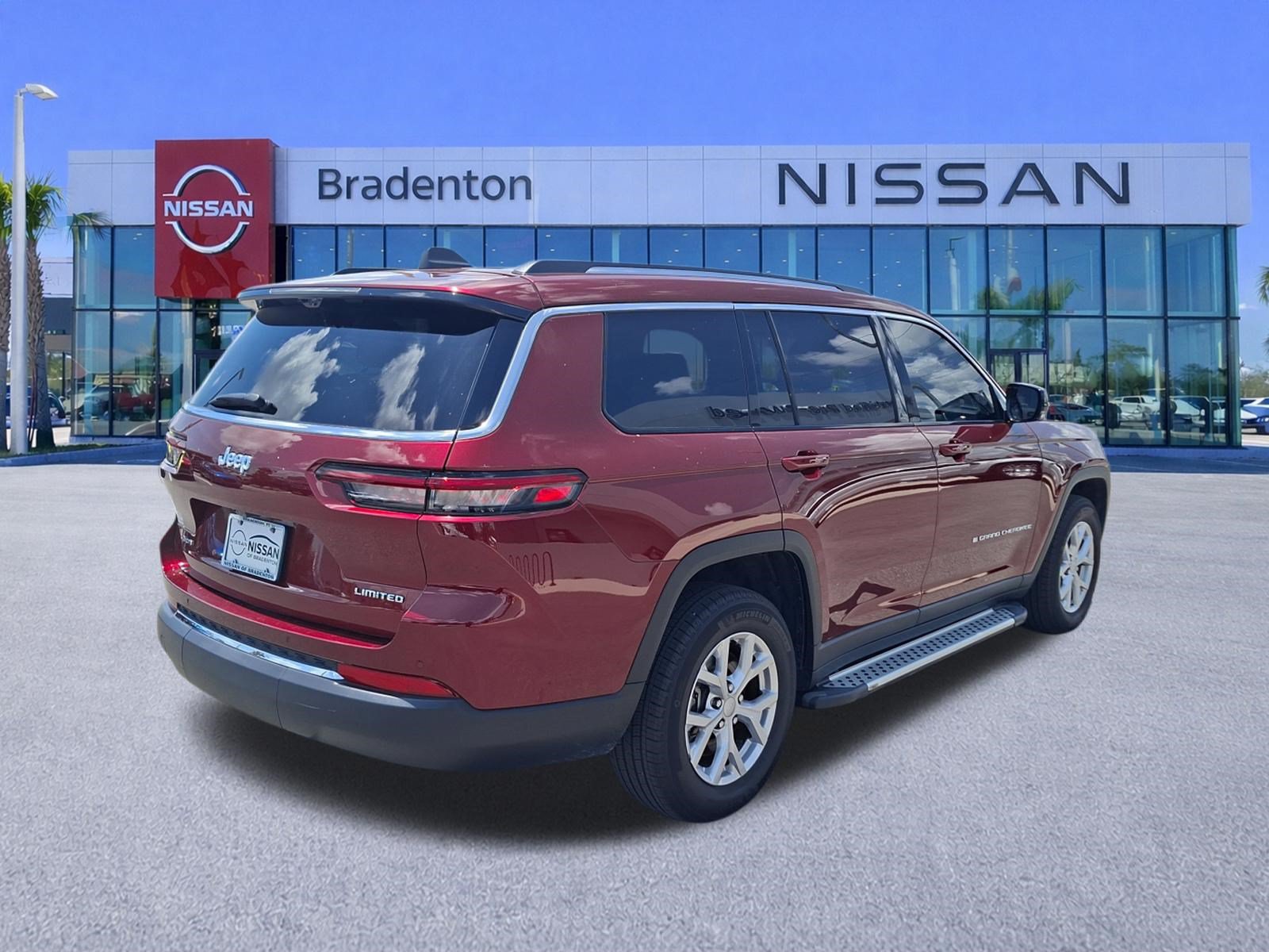 Used 2023 Jeep Grand Cherokee L Limited w/ Luxury Tech Group II AWD/4WD image 5