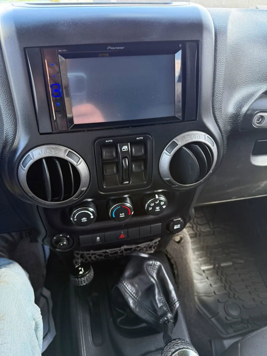Used 2015 Jeep Wrangler Unlimited Sport w/ Quick Order Package 23S AWD/4WD image 16