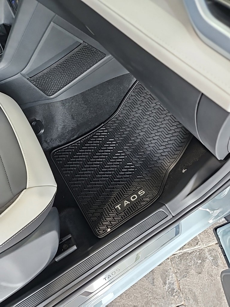 New 2026 Volkswagen Taos SE image 14