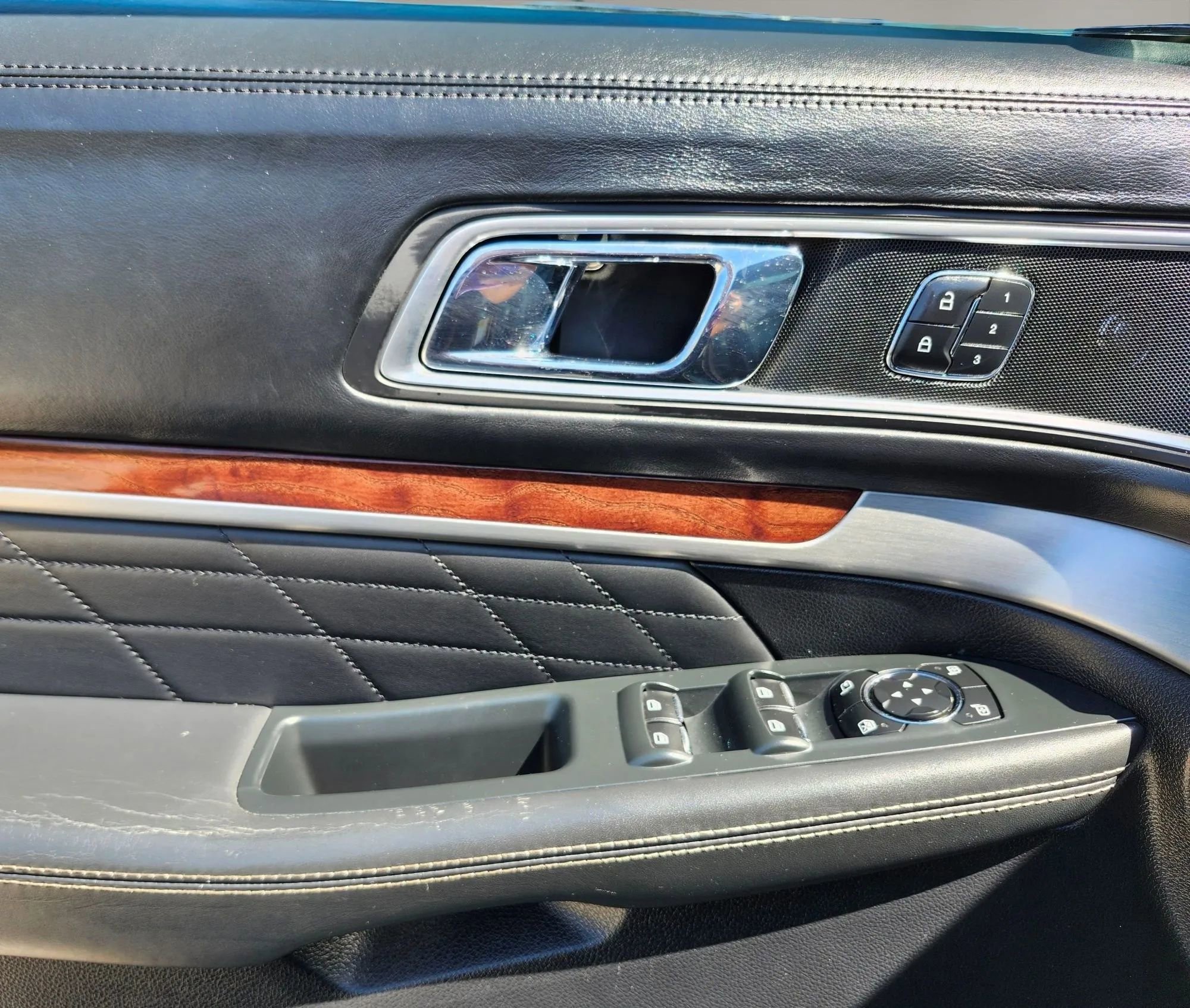 Used 2017 Ford Explorer Platinum image 27